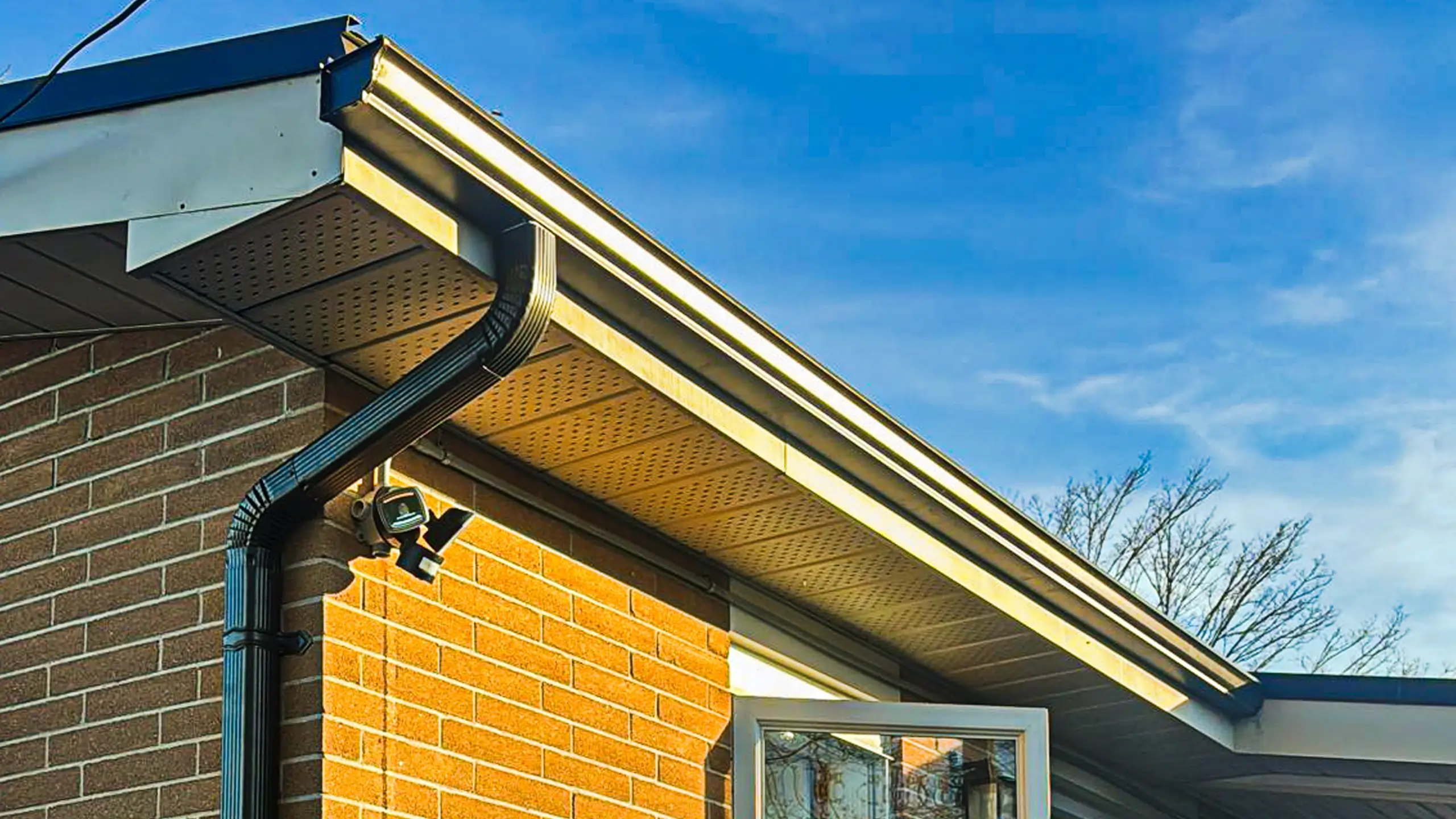 Professional seamless eavestrough and gutter installation in Peterborough by Bullarco